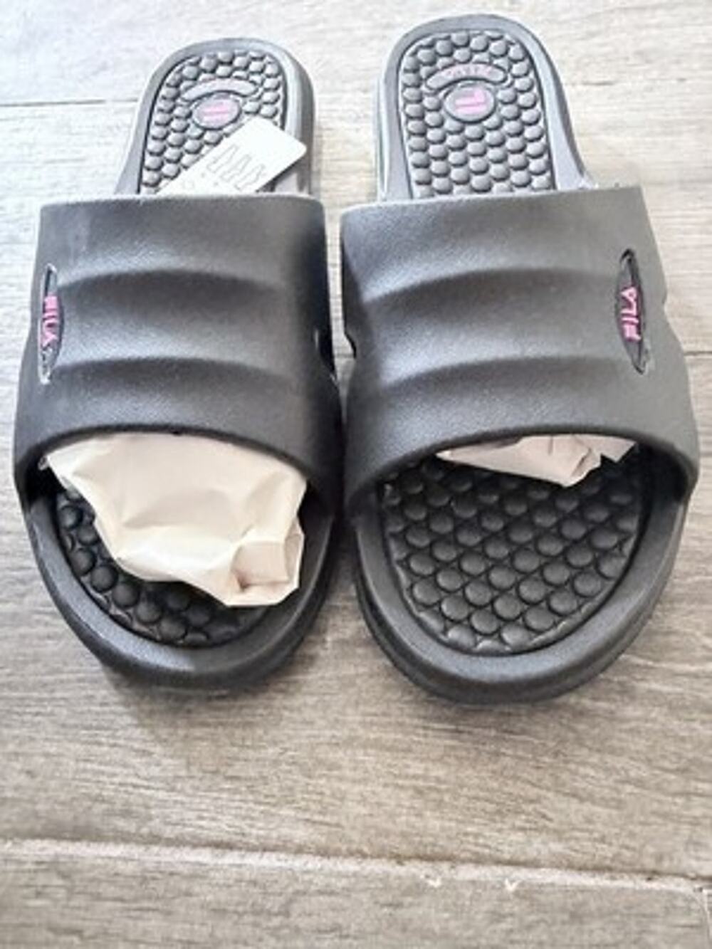 Fila Malibu Women’s Size 9 Sandels. Black With Pink Accent Flat And Comfortable